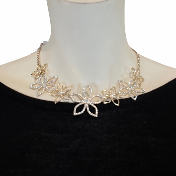 NEW Rhinestone Flower Statement Necklace - Picture 7 of 7